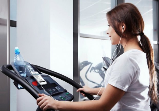 Велотренажер или беговая дорожка: как выбрать хороший и эффективный способ тренироваться дома