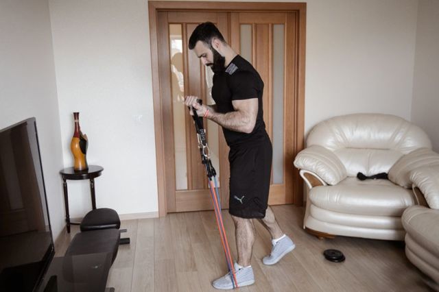 Упражнения для мужчин в домашних условиях с эспандером: принцип работы, упражнения