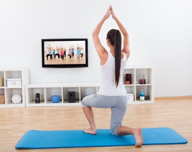 Основные упражнения йоги в домашних условиях для начинающих: инструкции по выполнению
