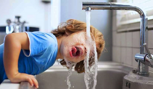 Сколько воды надо пить в сутки человеку: питьевой режим, количество стаканов в день