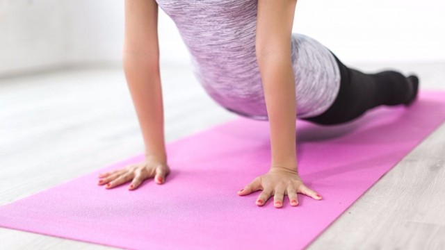 Основные упражнения йоги в домашних условиях для начинающих: инструкции по выполнению