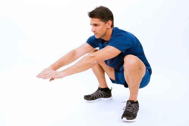 Какие мышцы работают при приседании? Как правильно качать мышцы ног?