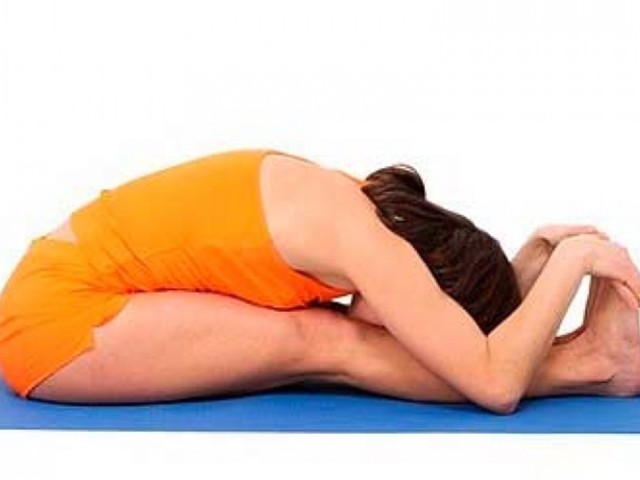Выполняем позу пашчимоттанасана: польза, особенности занятия йогой начинающим для здоровой спины