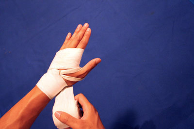 Бинты для бокса: виды, особенности, как их правильно наматывать на руки