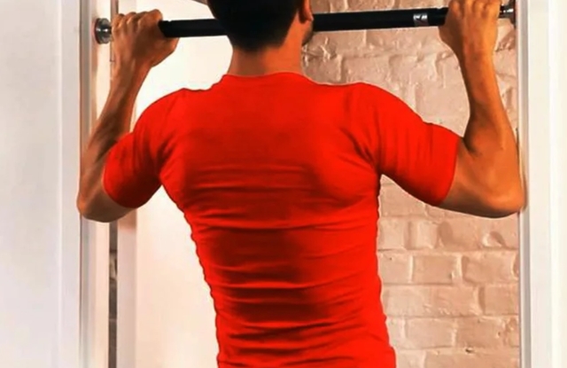 Как накачать плечи гантелями в домашних условиях минимумом упражнений