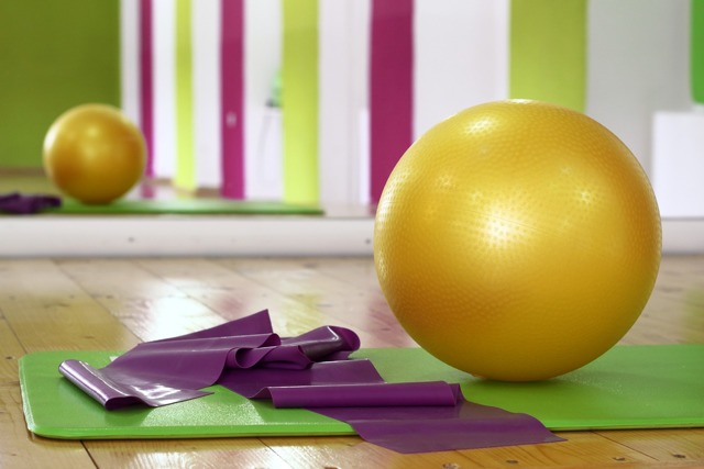 Резинка для фитнеса: виды лент и их выбор, преимущества, комплекс упражнений для ног и ягодиц