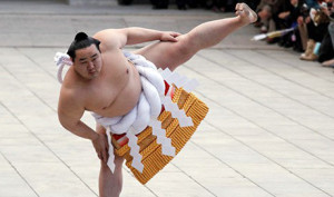 Сколько весит борец сумо, как набирают вес спортсмены и почему они пользуются успехом у женщин в Японии