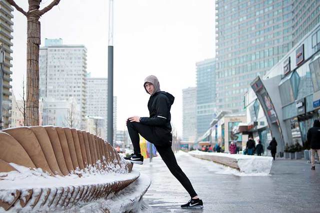 Характеристика спортивной экипировки одежды для бега зимой: кроссовки, куртки и брюки в холодную погоду