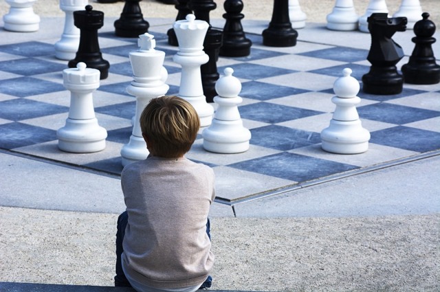 Обучение детей разных возрастов шахматам и принципам игры в секциях и во время домашних занятий