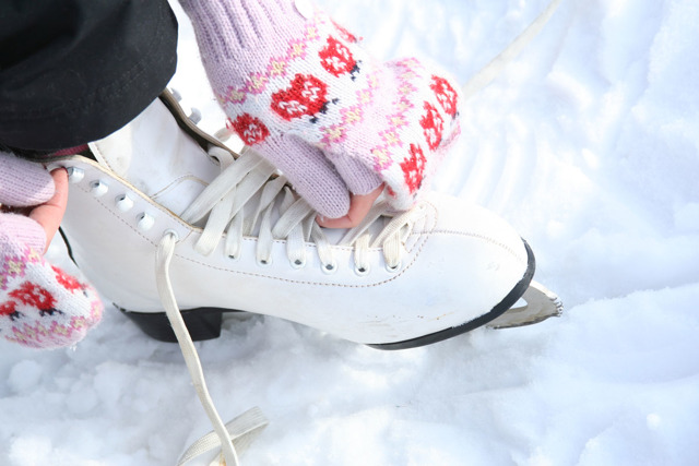 Советы, как быстро научиться кататься на коньках, выбор коньков и первые упражнения на льду