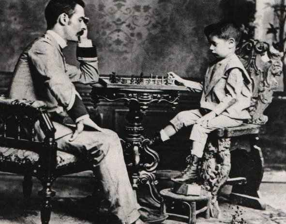 Обучение детей разных возрастов шахматам и принципам игры в секциях и во время домашних занятий