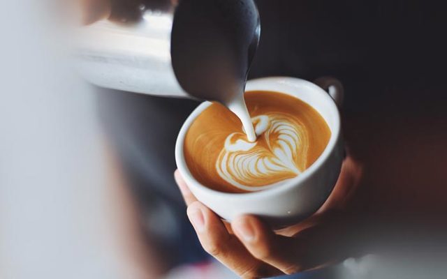 Калорийность кофе с сахаром и без, с добавлением молока на одну чашку, полезная информация