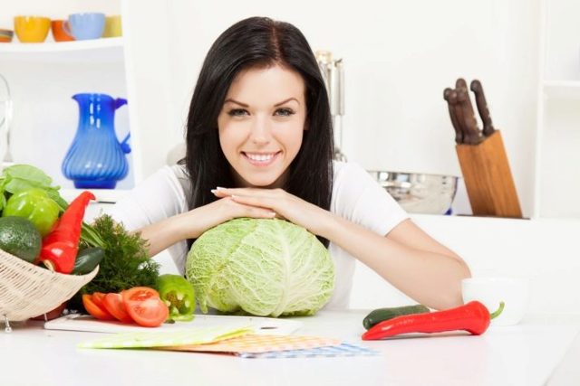 Тушеная капуста: калорийность на 100 грамм, полезные свойства, блюда с добавлением других овощей и мяса