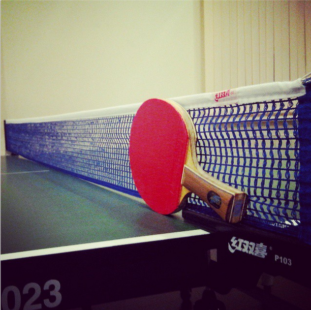 Правила при игре в настольный теннис, требования к высоте сетки и помещению, ракеткам и столам