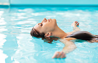 Польза и вред для здоровья от плавания в бассейне для мужчин, женщин и детей