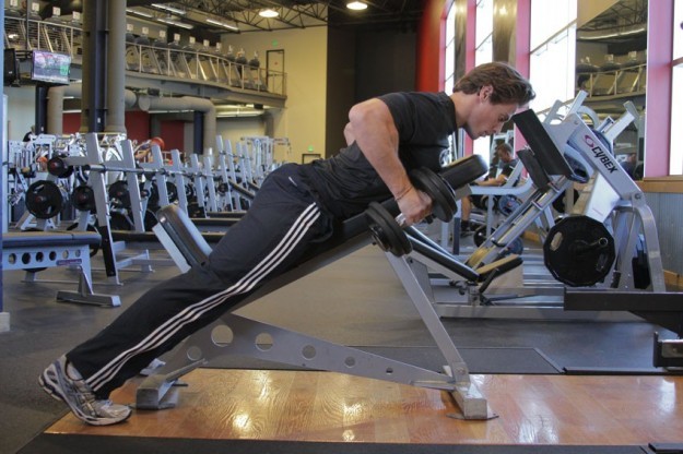 Эффективные упражнения для широчайших мышц спины с собственным весом, штангами и гантелями