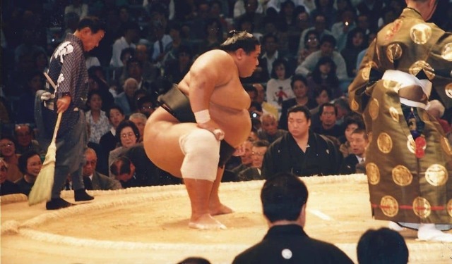 Сколько весит борец сумо, как набирают вес спортсмены и почему они пользуются успехом у женщин в Японии